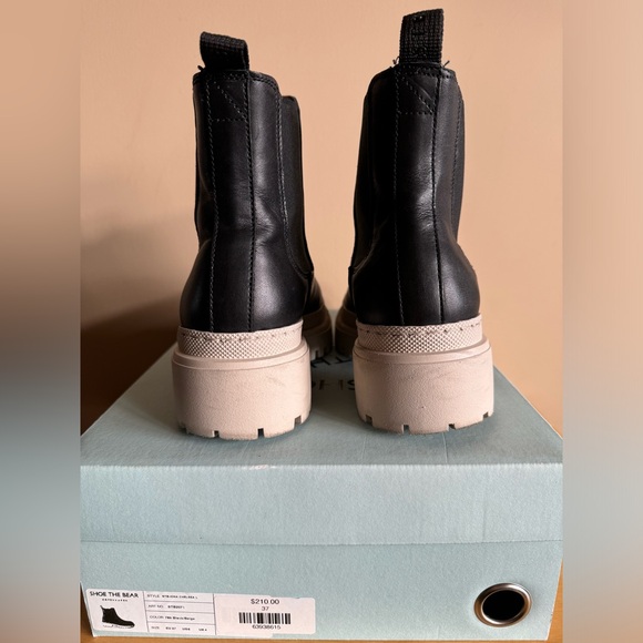 *SOLD* Chunky Chelsea Boots - Picture 3 of 12